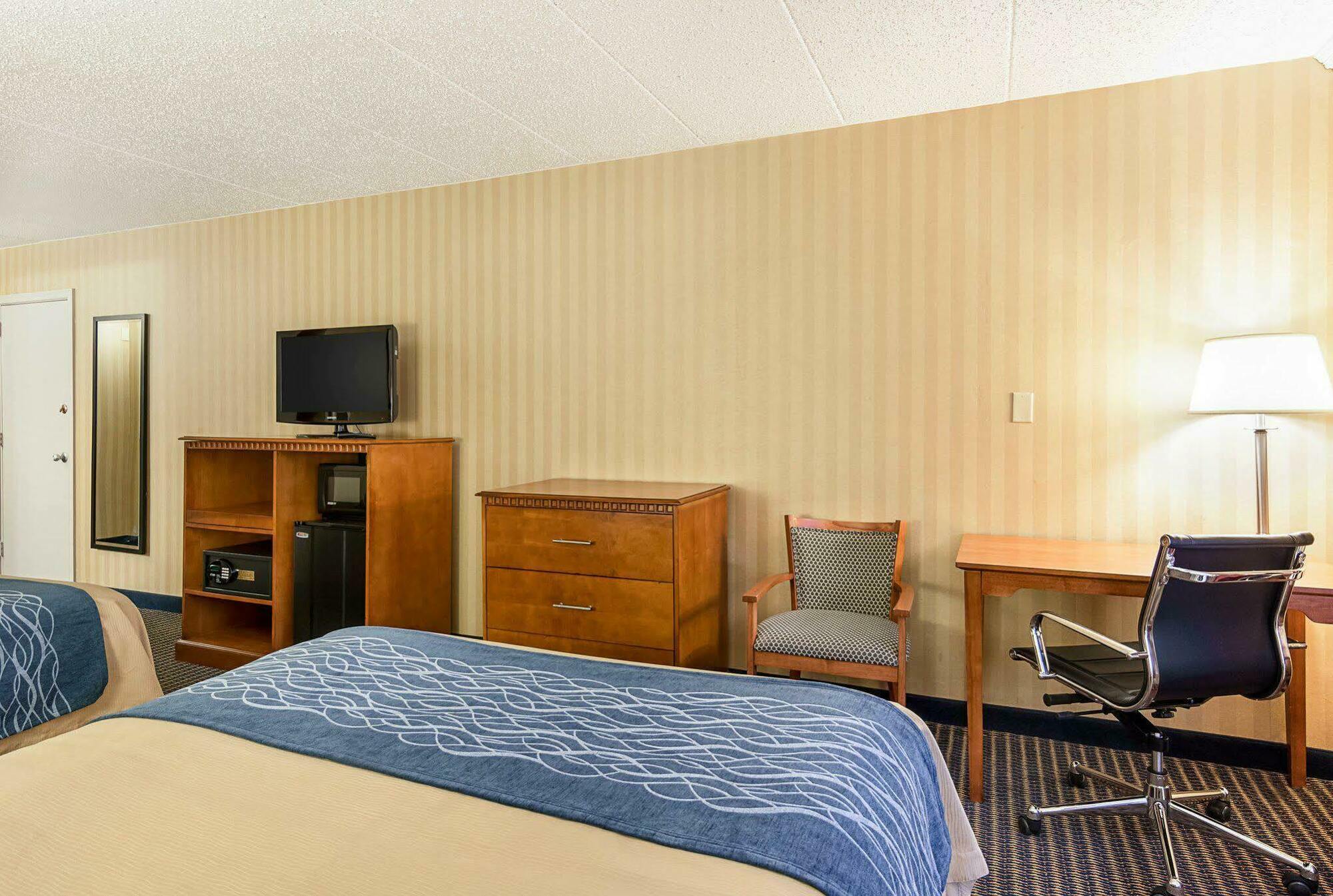 Comfort Inn Falls Church - Tysons Corner Екстер'єр фото